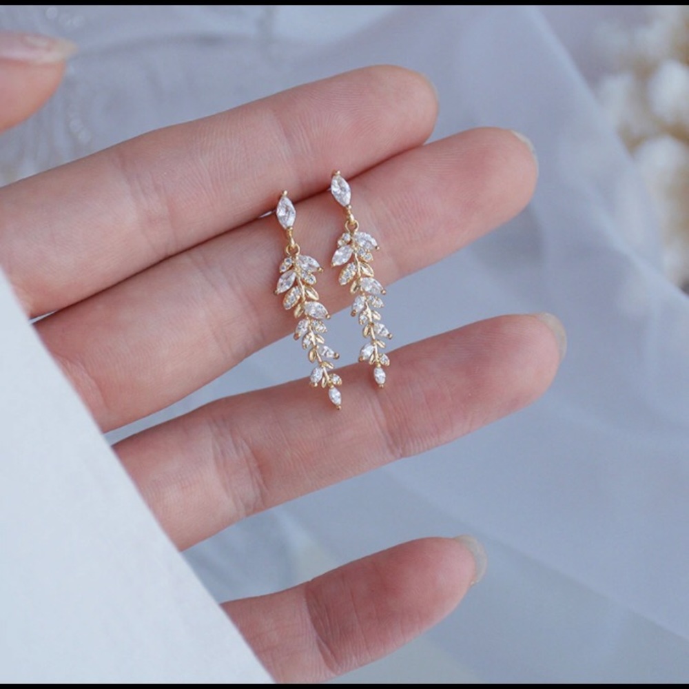 18-k Gold Plated Leaf Earring - Picture 2 of 5